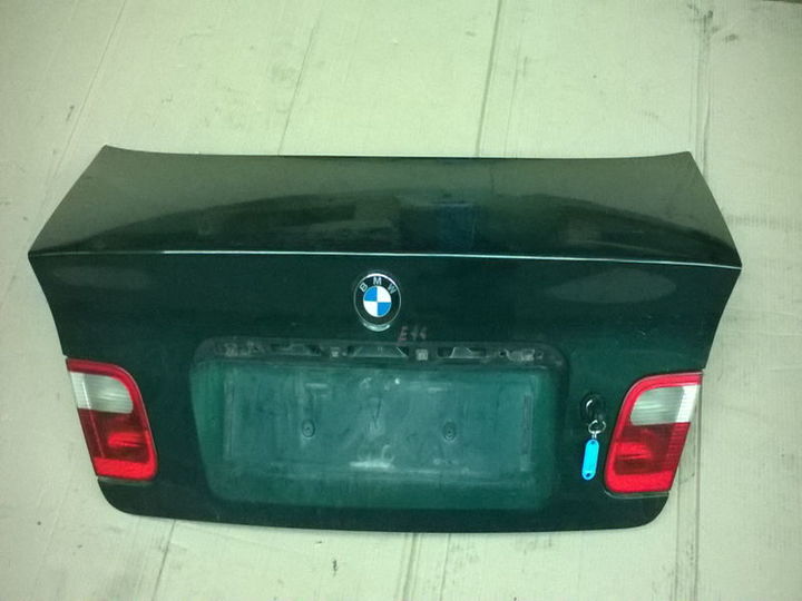  Portón trasero BMW E4  verde (con pilotos).